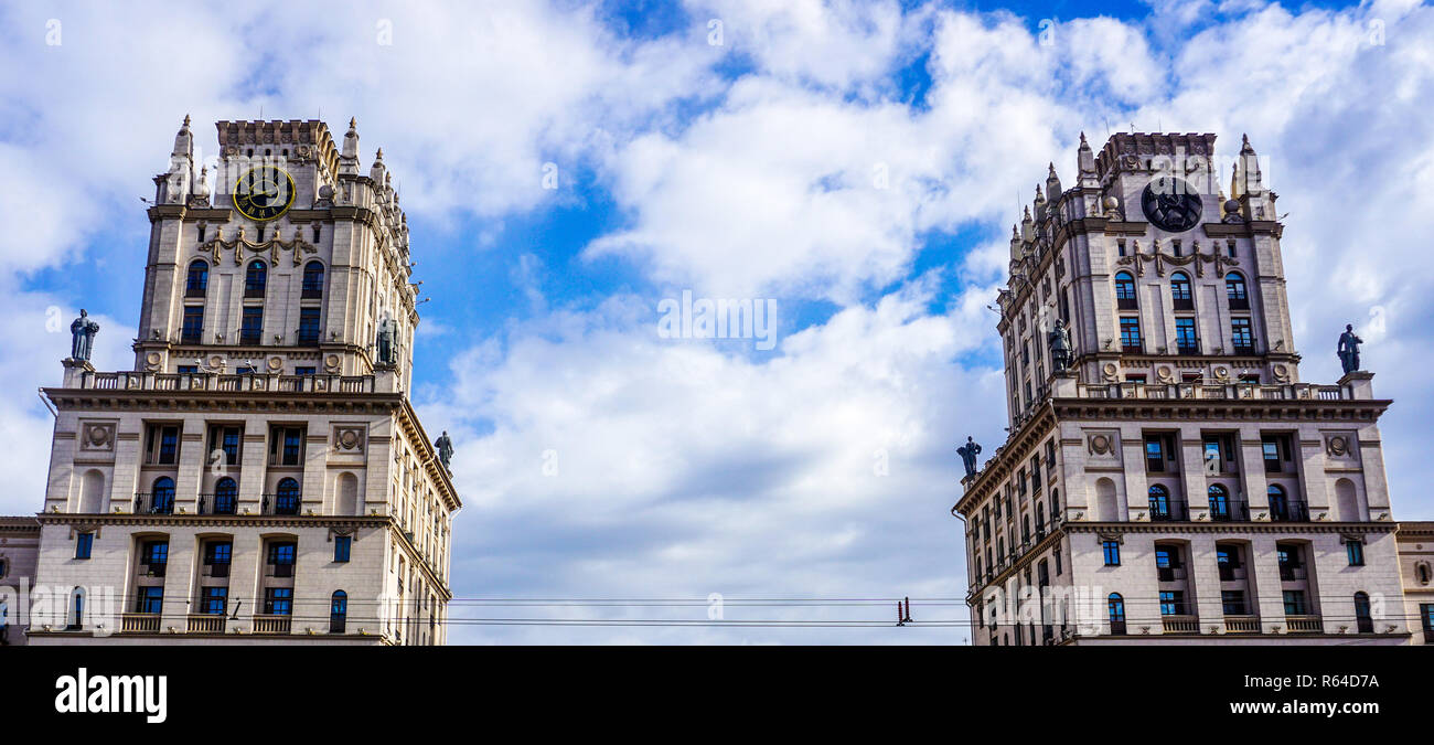 Porte di Minsk la parte superiore con il blu del cielo nuvoloso sfondo Foto Stock