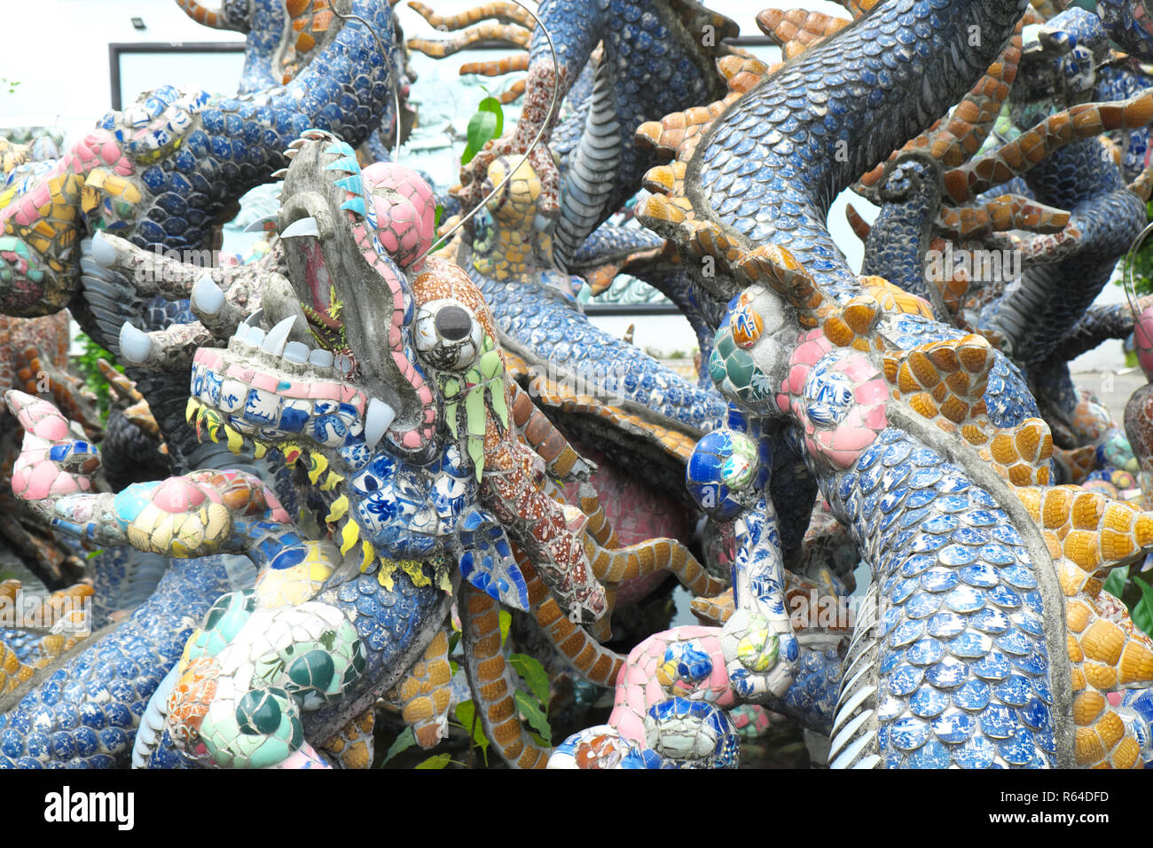 Hoi An in Vietnam - decorative dragon scultura in tempio Cinese Foto Stock