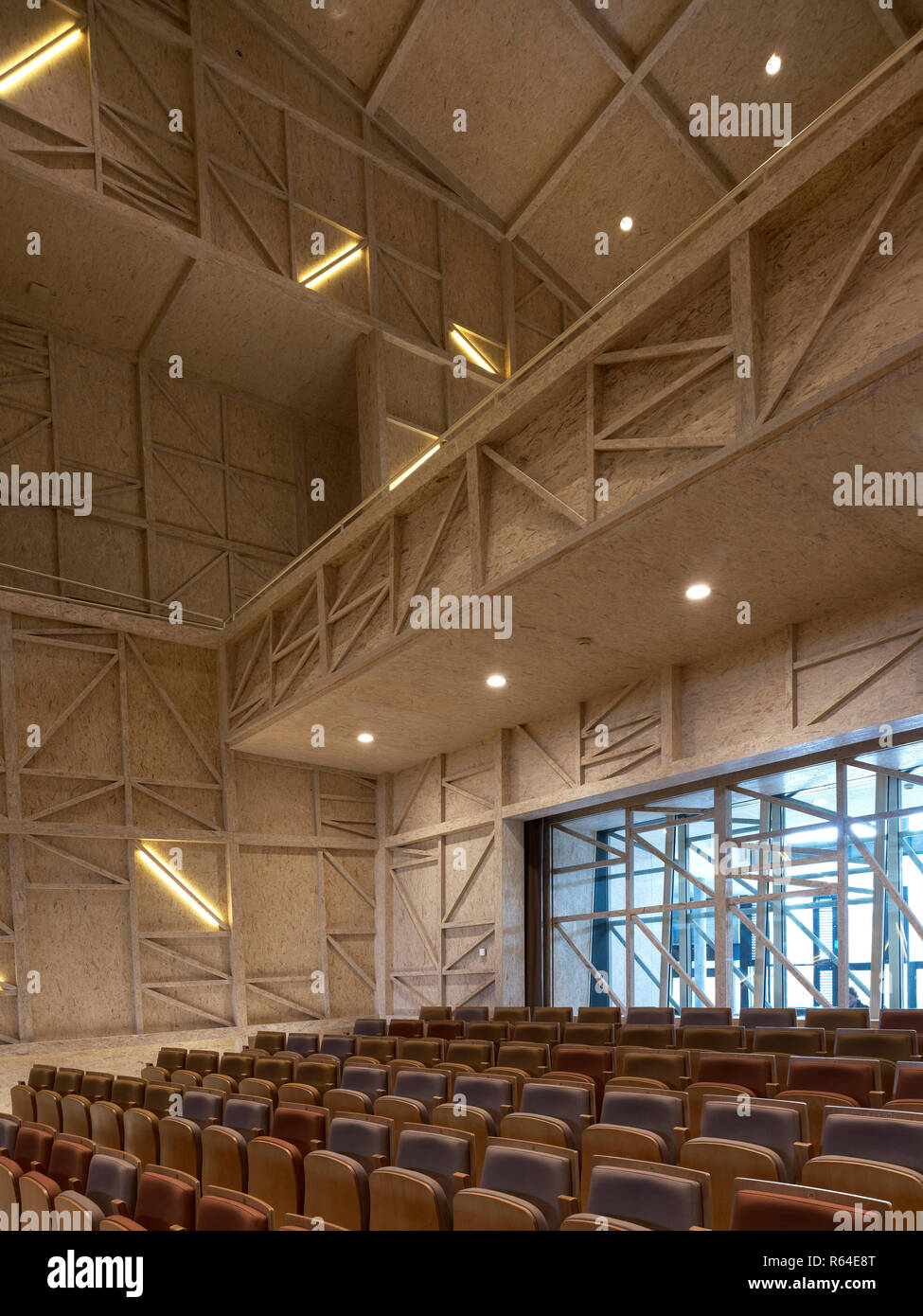 Obliqua di vista in dettaglio della sala da concerto con finestra a parete al foyer. Auditorium Sala carnale a Le Rosey, Rolle, Svizzera. Architetto: Bernard Tschumi Foto Stock