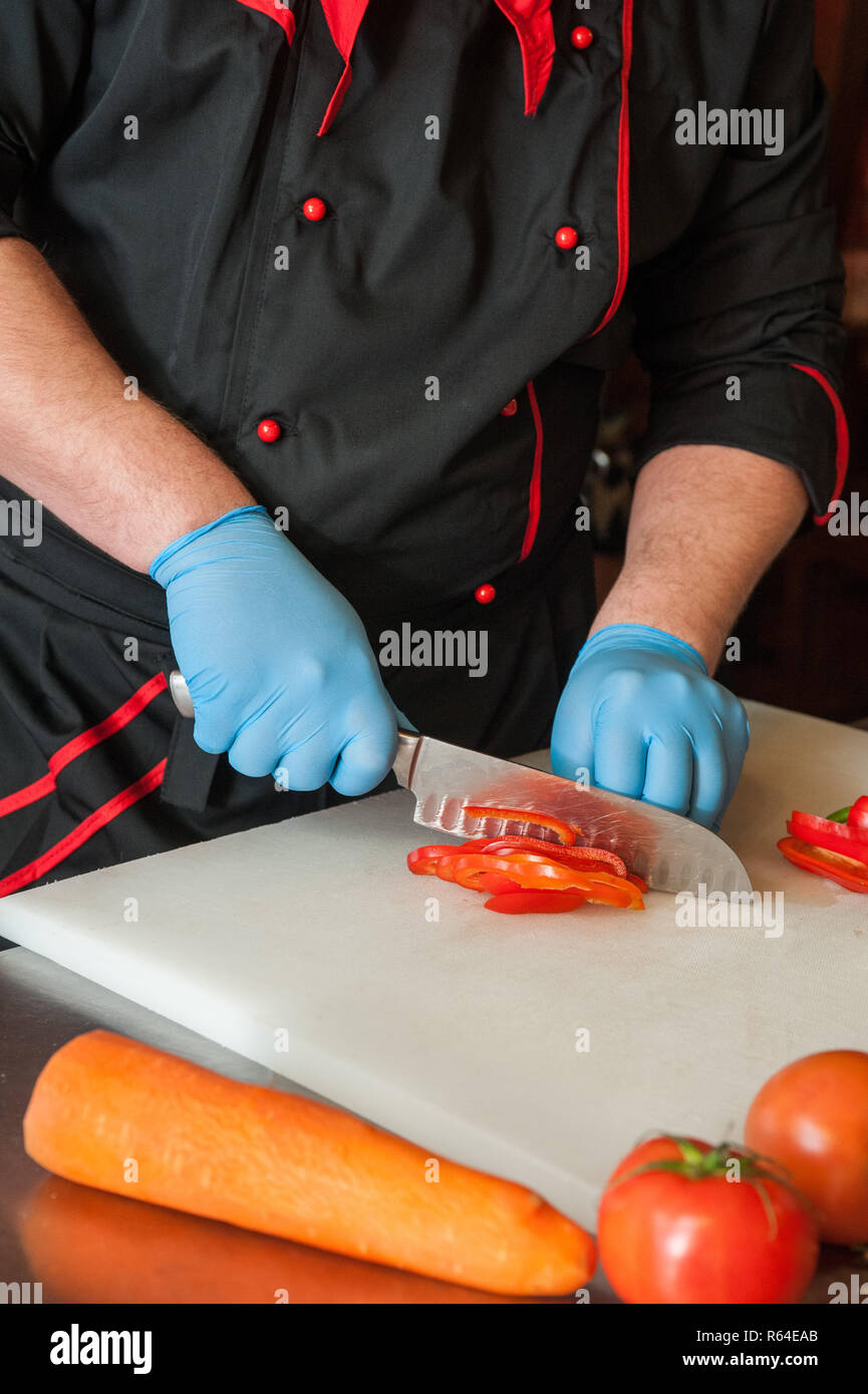 Lo Chef tagliare le verdure Foto Stock