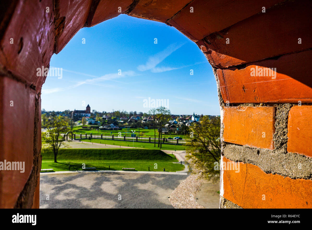 Complesso del Castello di Mir finestra pittoresca sfocata Cityscape View Foto Stock