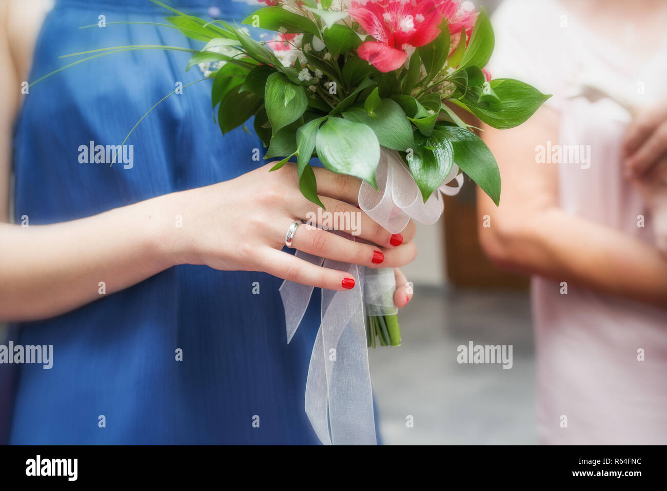 Close up di una sposa le mani tenendo un mazzo di nozze Foto Stock