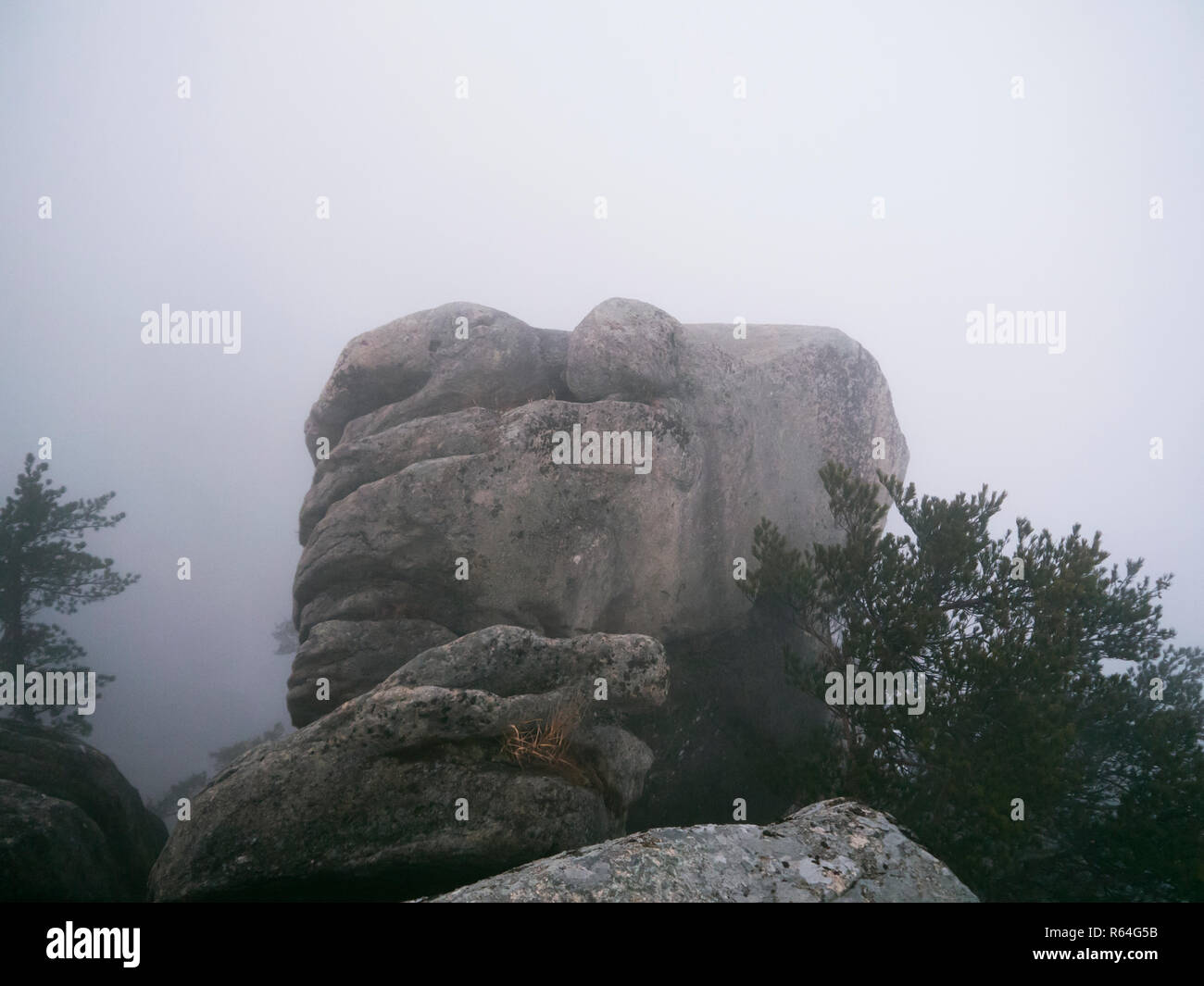 Le montagne in cloud. Le grandi rocce nella nebbia. Seoraksan National Park, Corea del Sud Foto Stock