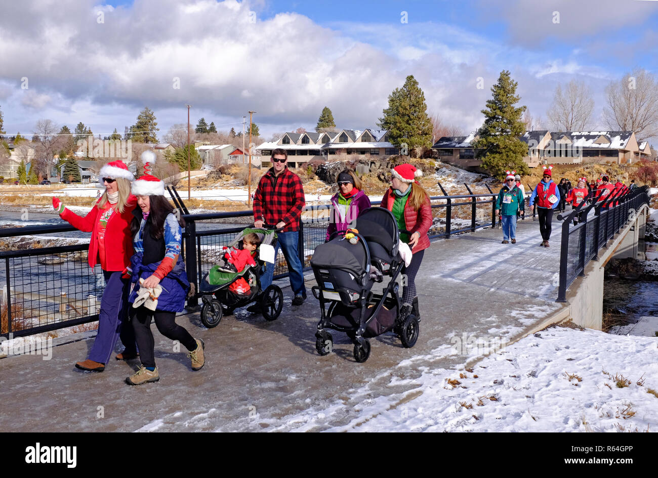 I corridori e camminatori in costume prendere parte in un annuale evento di beneficenza che supporta la Arthritis Foundation chiamato il Jingle Bell Run, tenuta in curva, o Foto Stock