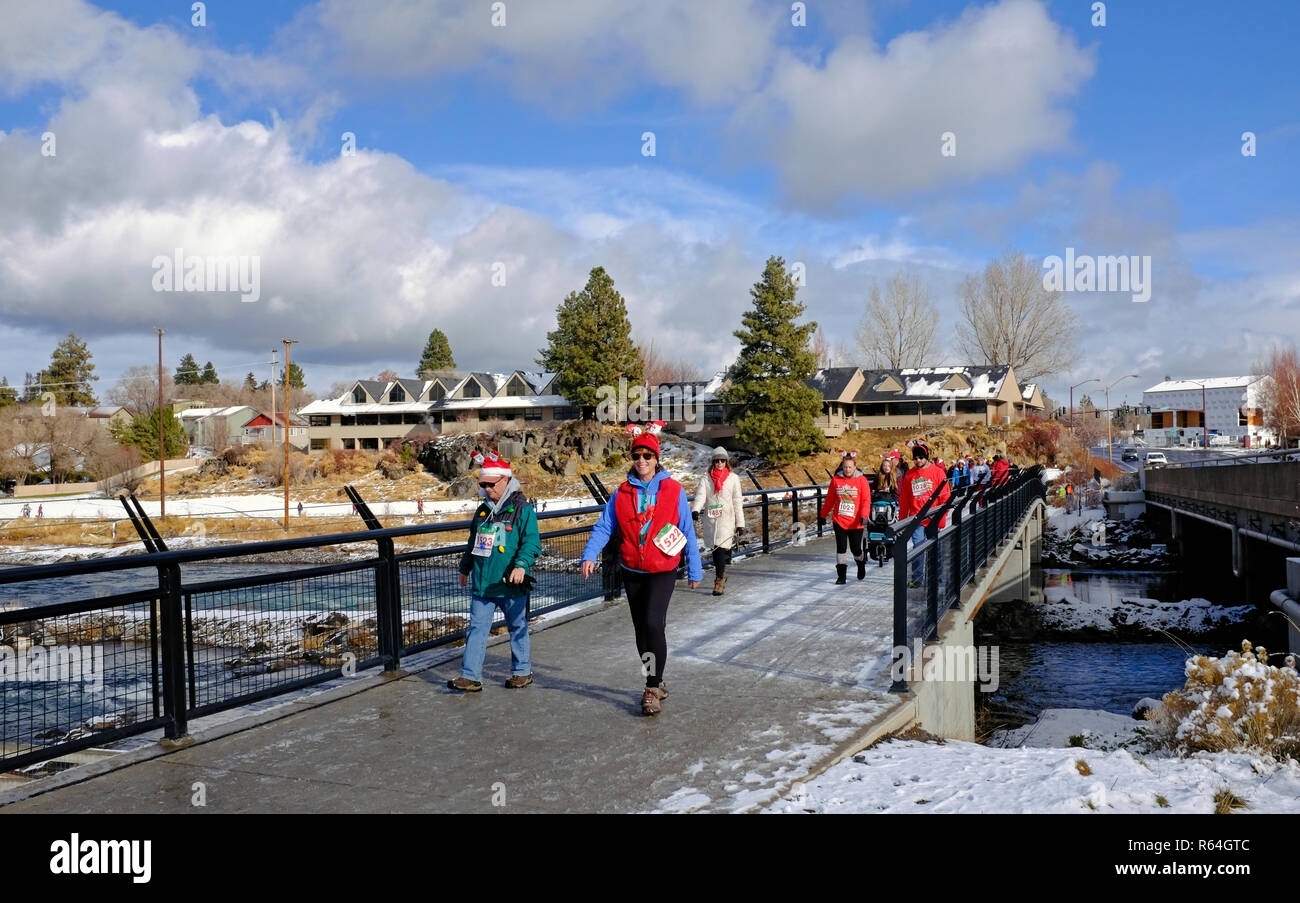 I corridori e camminatori in costume prendere parte in un annuale evento di beneficenza che supporta la Arthritis Foundation chiamato il Jingle Bell Run, tenuta in curva, o Foto Stock