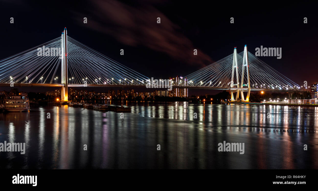 Il grande Obukhov ponte sul fiume Neva a San Pietroburgo, Russia. Foto Stock
