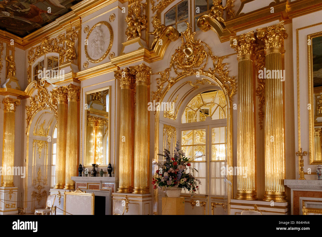 Gli interni ornati in stile rococò di decorazione del palazzo Catherines, Carskoe Selo, San Pietroburgo, Russia. Foto Stock