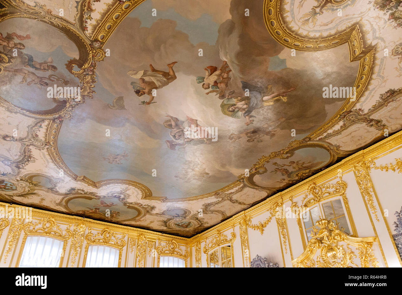 Parte di un soffitto dipinto nel Palazzo di Caterina, Tsarskoe Selo, San Pietroburgo. La Russia Foto Stock