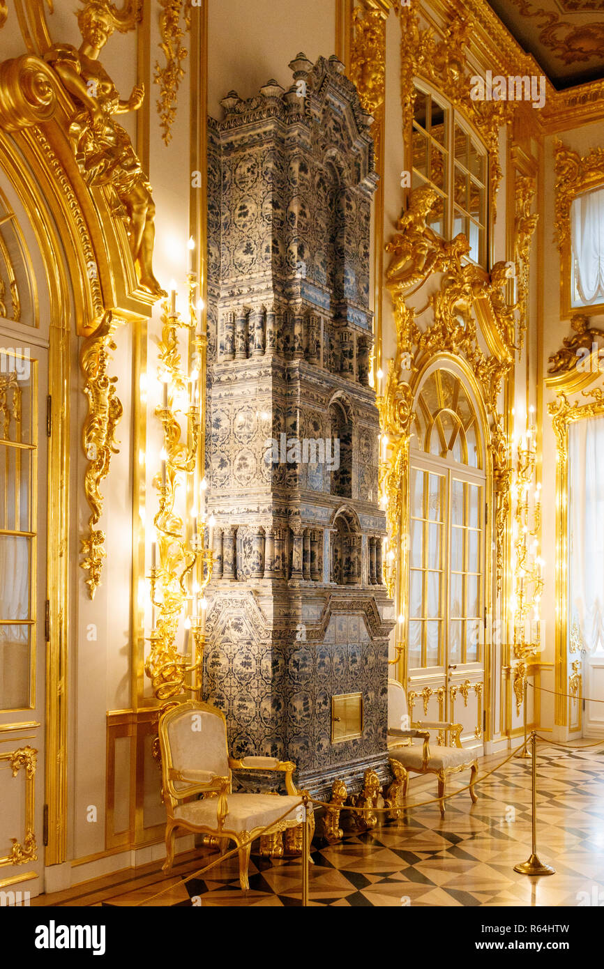 Il multi-tiered, blu cobalto, stanza piastrellata riscaldatori progettato da Bartolomeo Rastrelli nel Palazzo di Caterina, Carskoe Selo, San Pietroburgo, Russia. Foto Stock