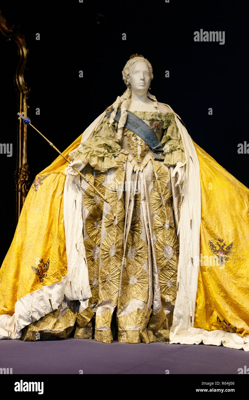 La vita di carta di dimensione mache scultura di imperatrice Elisabetta Petrovna indossando corte ufficiale costumi. Da artista belga Isabelle de Borchgrave. Foto Stock