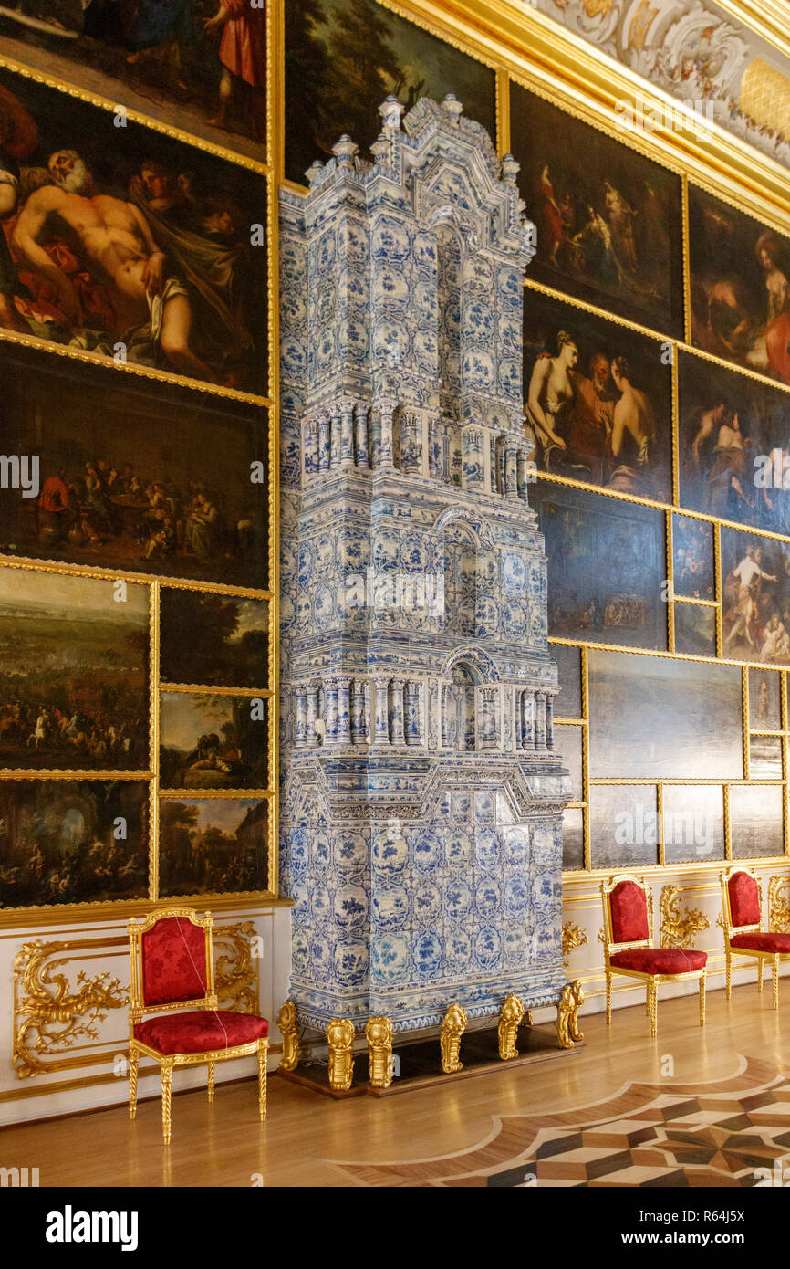 Il multi-tiered, blu cobalto, stanza piastrellata riscaldatori progettato da Bartolomeo Rastrelli nel Palazzo di Caterina, Carskoe Selo, San Pietroburgo, Russia. Foto Stock