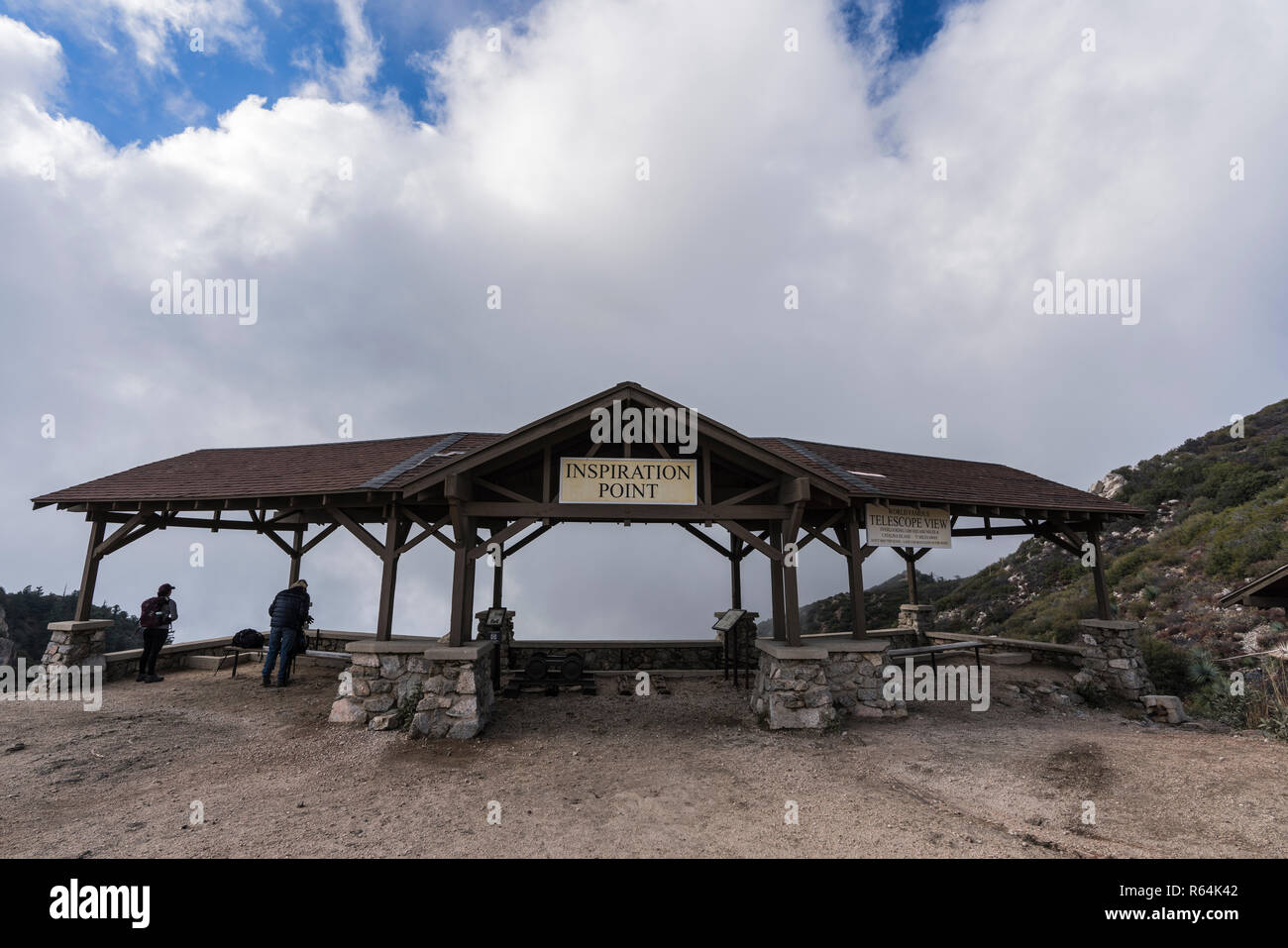 Angeles National Forest, California, Stati Uniti d'America - 1 Dicembre 2018: Storico Inspiration Point Lookout shelter con drammatica dicembre nuvole nel San Gabr Foto Stock