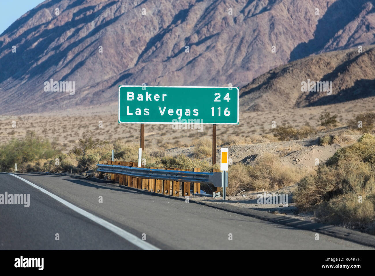 Las Vegas 116 chilometri di autostrada sulla Interstate 15 vicino a Baker nel deserto di Mojave zona del sud della California. Foto Stock