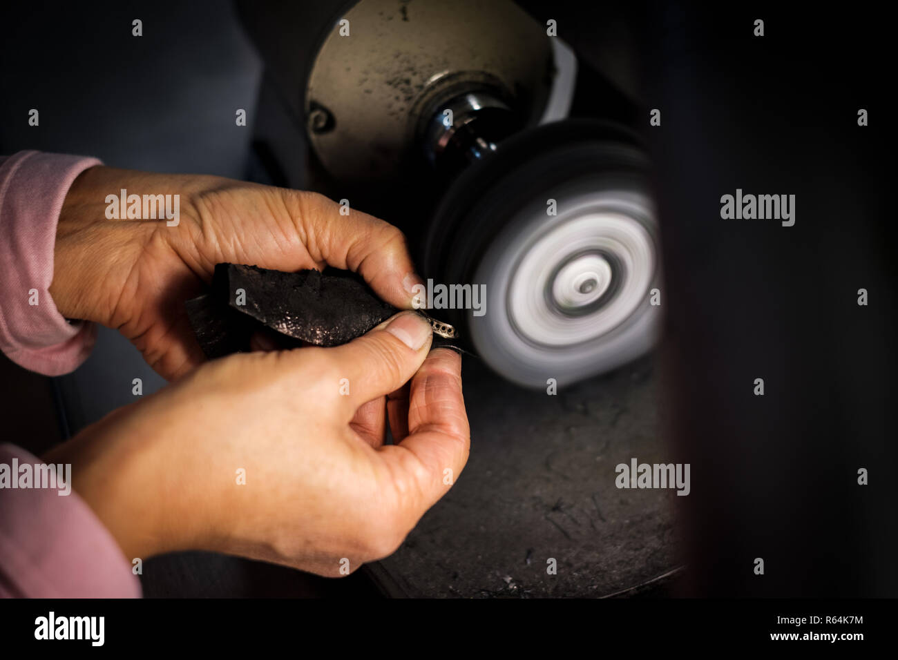 Chiavi ad anello e utensili su un pannello portautensili Foto stock - Alamy