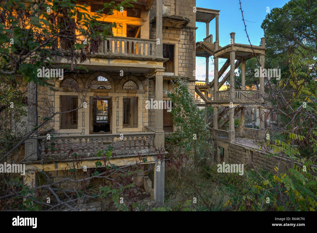 Hotel, distrutto durante la guerra civile, Bhamdoun, Monte Libano, Libano Foto Stock