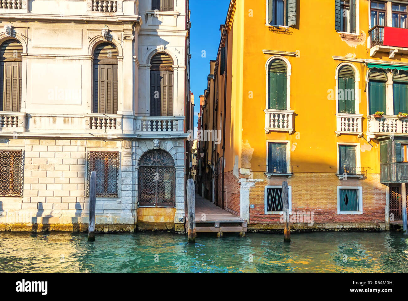 Venezia stretta strada tra due palazzi sulla sponda del gran Foto Stock