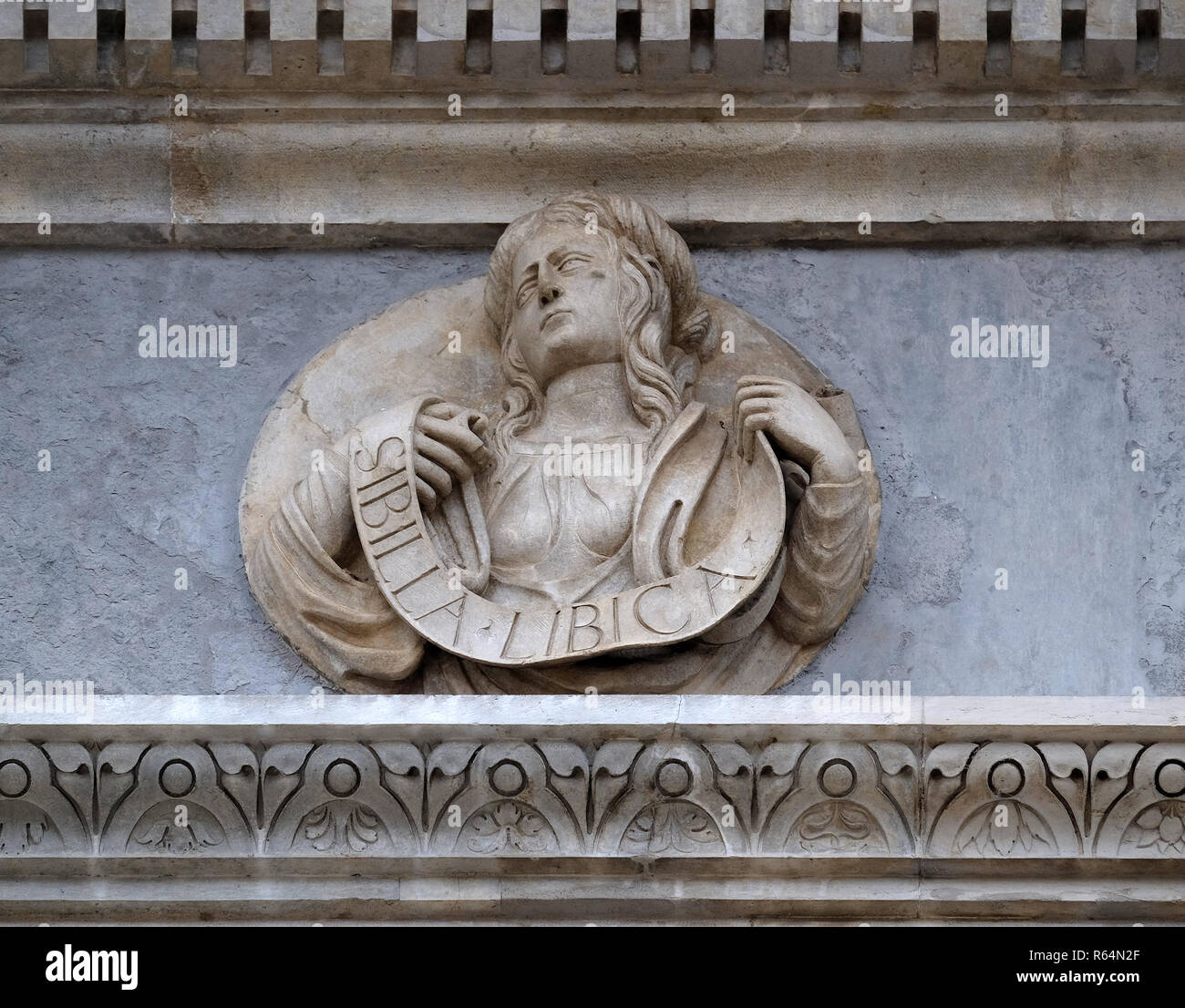 Sibilla libica, rilievo sul portale della Cattedrale di San Lorenzo a Lugano, Svizzera Foto Stock