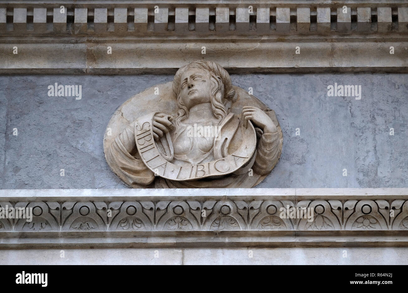 Sibilla libica, rilievo sul portale della Cattedrale di San Lorenzo a Lugano, Svizzera Foto Stock