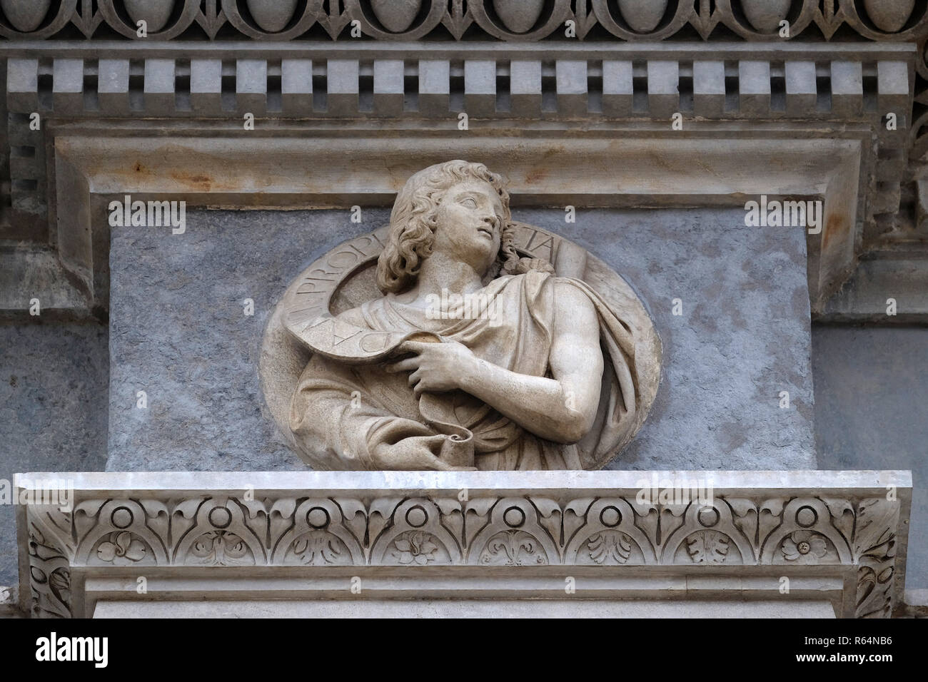 Profeta Daniele, rilievo sul portale della Cattedrale di San Lorenzo a Lugano, Svizzera Foto Stock