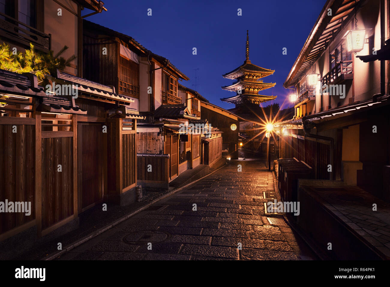 Yasaka-no-a Pagoda noto anche come Hokan-ji di notte, Higashiyama district, Kyoto, Giappone Foto Stock