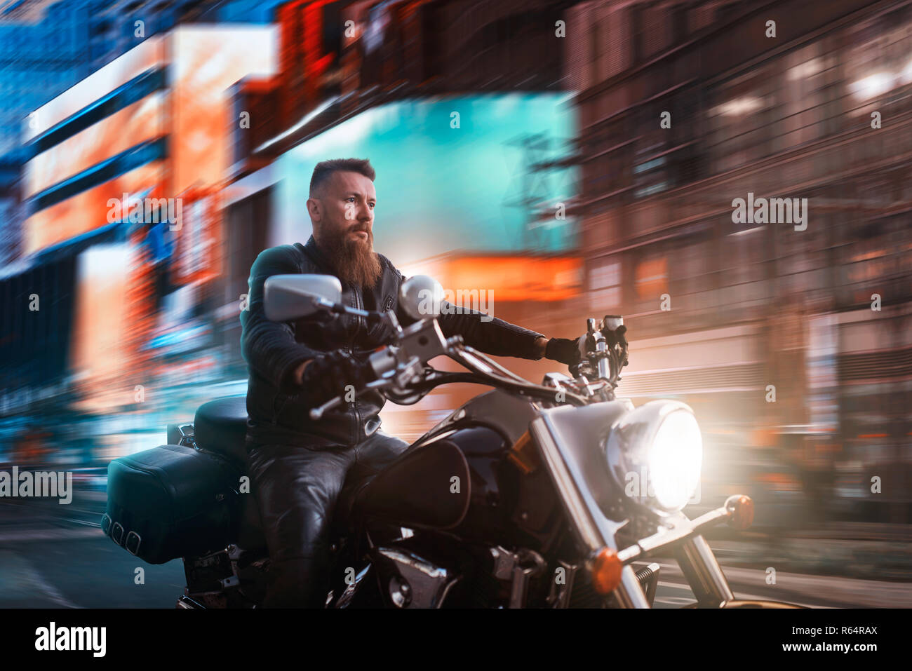 Biker cavalcare il trinciatore attraverso la città di notte, blured cityscape e la pubblicità con le luci al neon sullo sfondo. Vintage bike, pilota sul motociclo, come Foto Stock