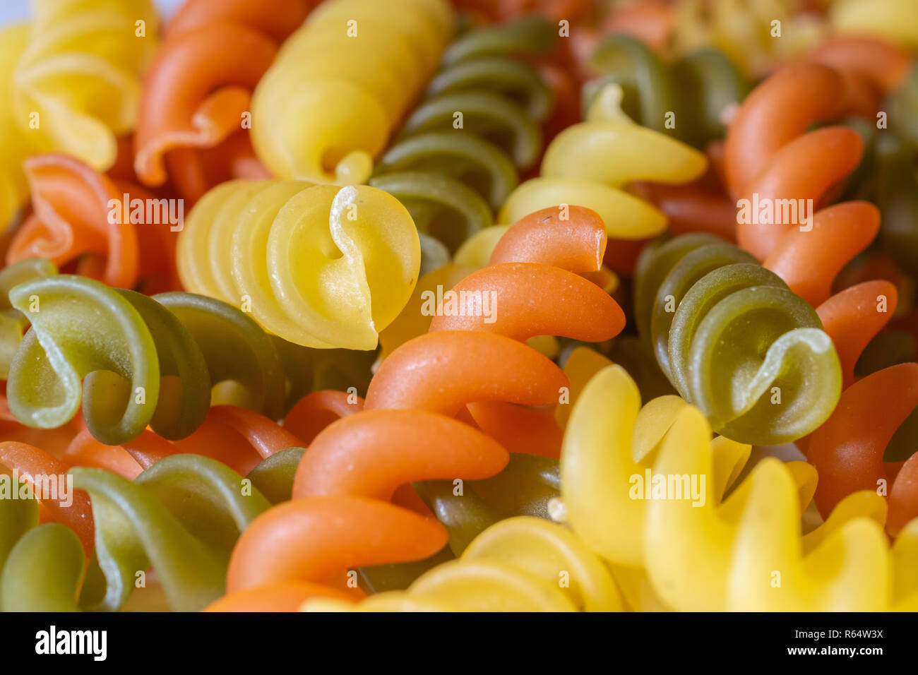 Non cotti fusilli pasta a spirale Foto Stock