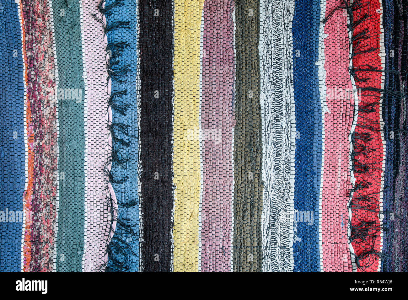 Moquette su pavimento piastrellato in camera luminosa Foto stock - Alamy