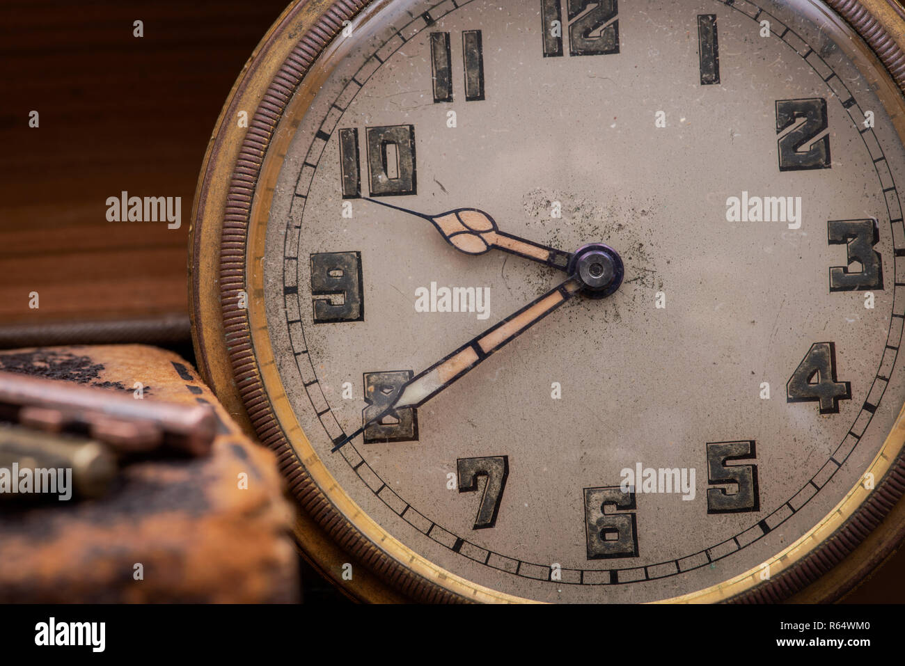Panta Rhei concetto: antico orologio da tasca, tasti vintage e pila di libri vecchi in sughero naturale dello sfondo. Foto Stock