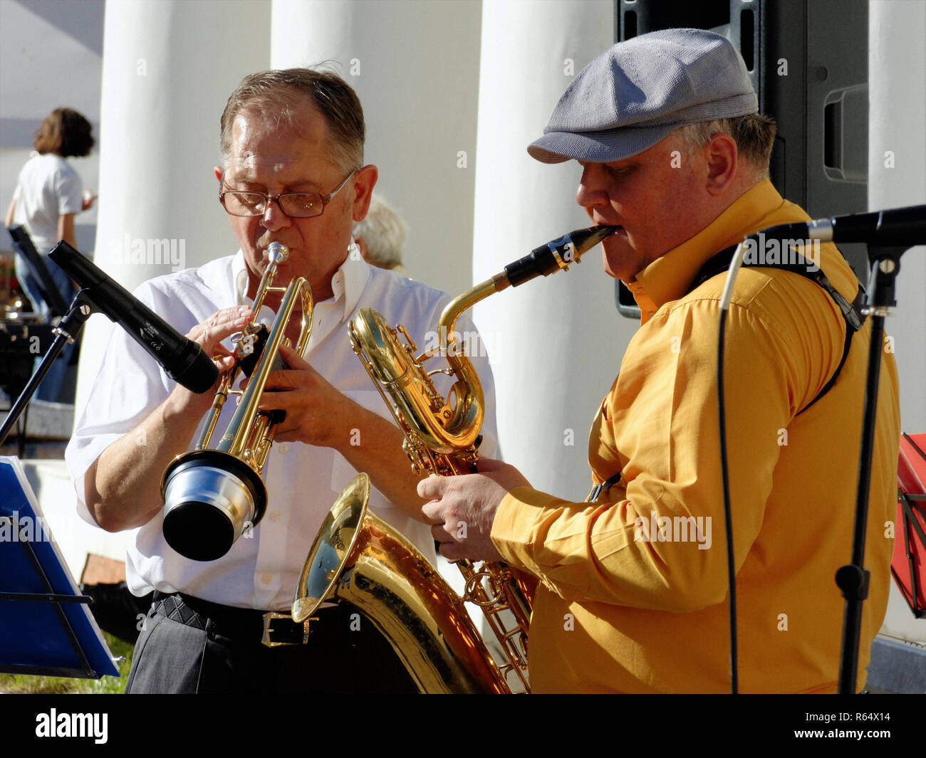 Scena di strada: musicisti che suonano musica jazz all'aperto, luminosa giornata di sole Foto Stock