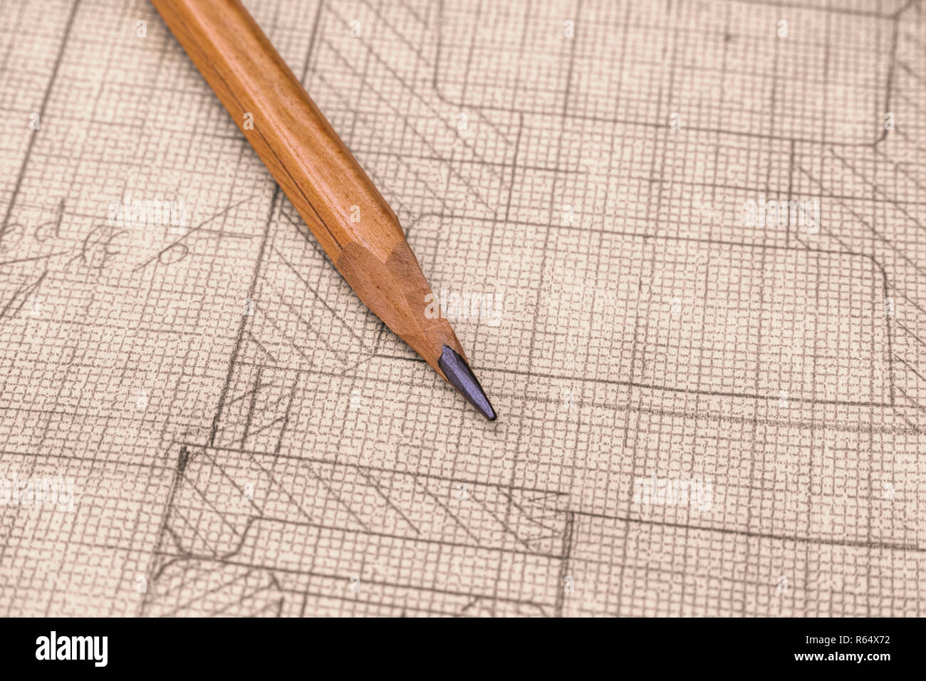 Il vecchio disegno tecnico su un foglio di carta millimetrata con matita.  Close up Foto stock - Alamy