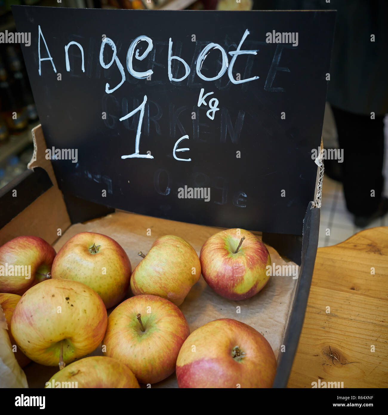 Â Le mele su un mercato in stallo. Sullo sfondo un cartello Foto Stock