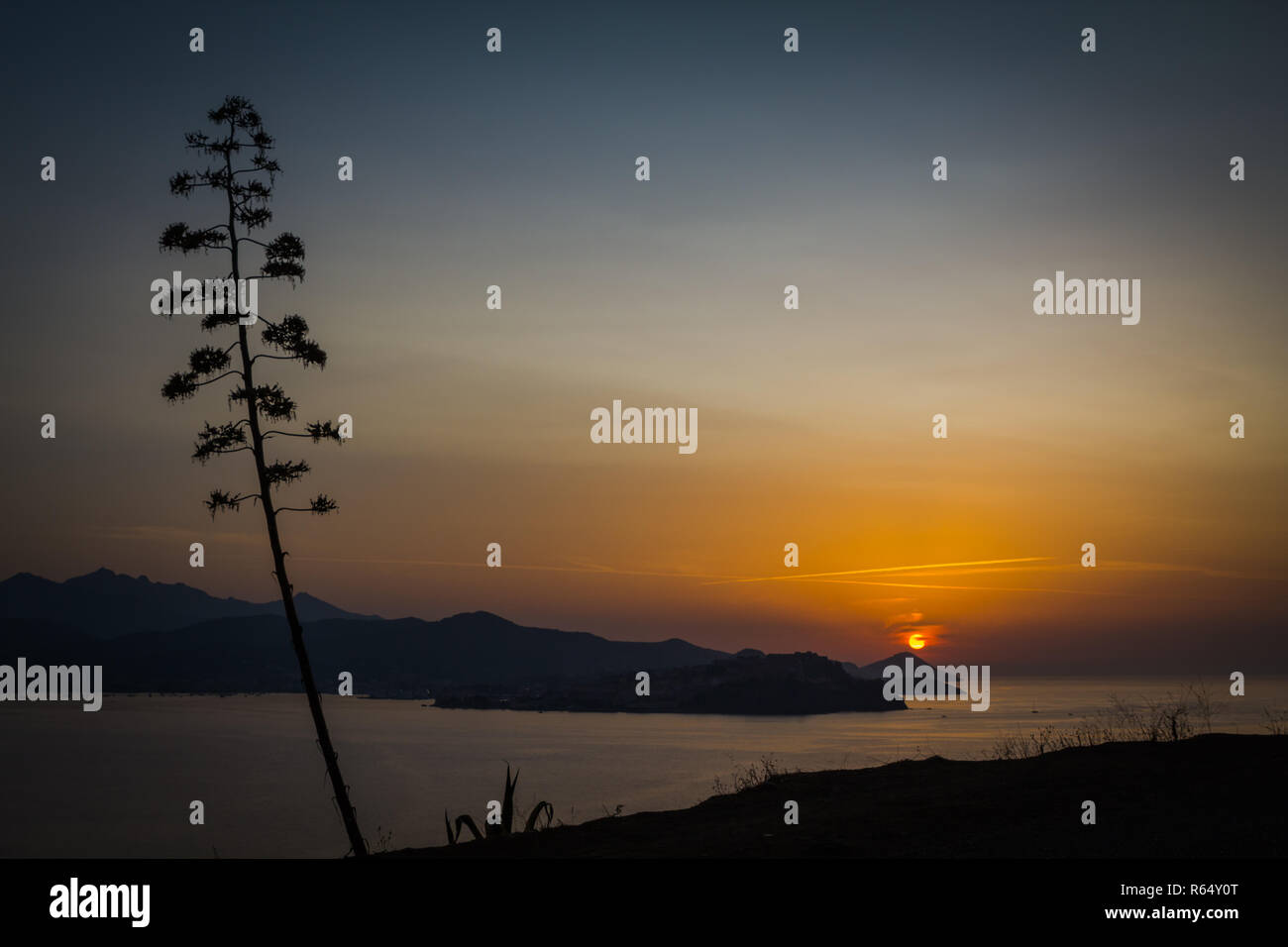 Godersi il tramonto nel golfo di Portoferraio Foto Stock