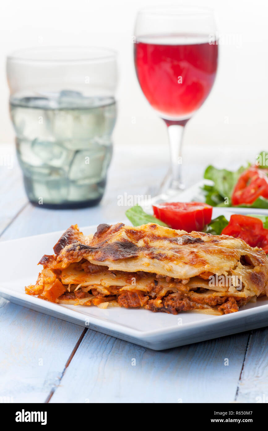 Fresche le lasagne italiane su una piastra Foto Stock