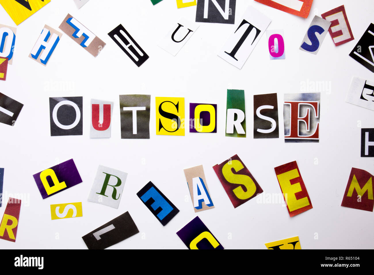 Una parola di scrittura di testo che mostra il concetto di Outsorse fatta di diversi magazine giornali lettera per il business case sullo sfondo bianco con spazio di copia Foto Stock