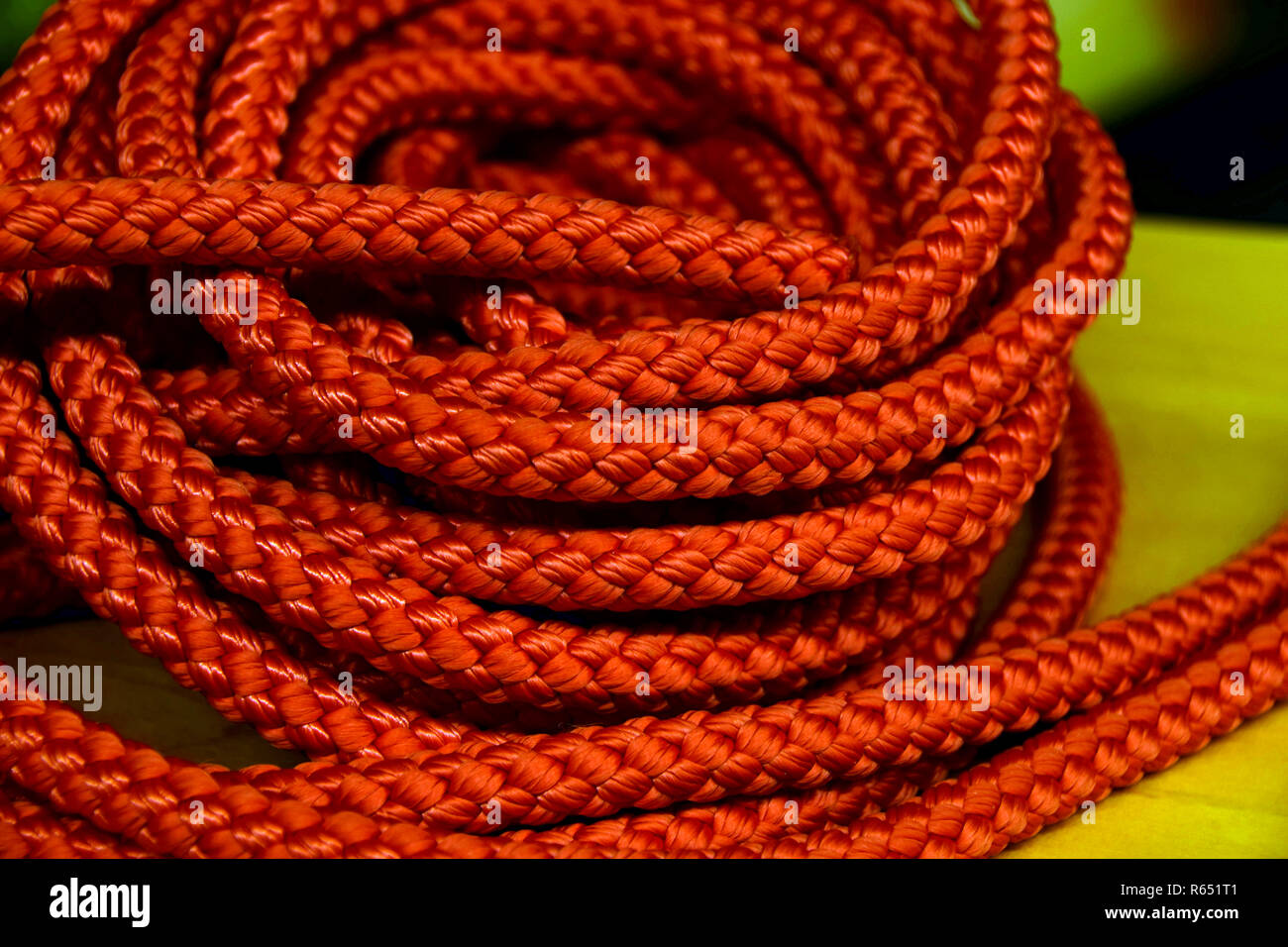 Arancione luccicante funi in nylon sfondo, spiralato industriale arancione corda di nylon o di materiale sintetico Foto Stock