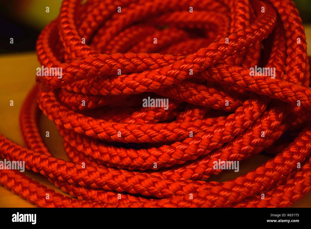 Spiralato industriale arancione corda di nylon o sintetico, rotolo di corda di colore arancione in vendita Foto Stock