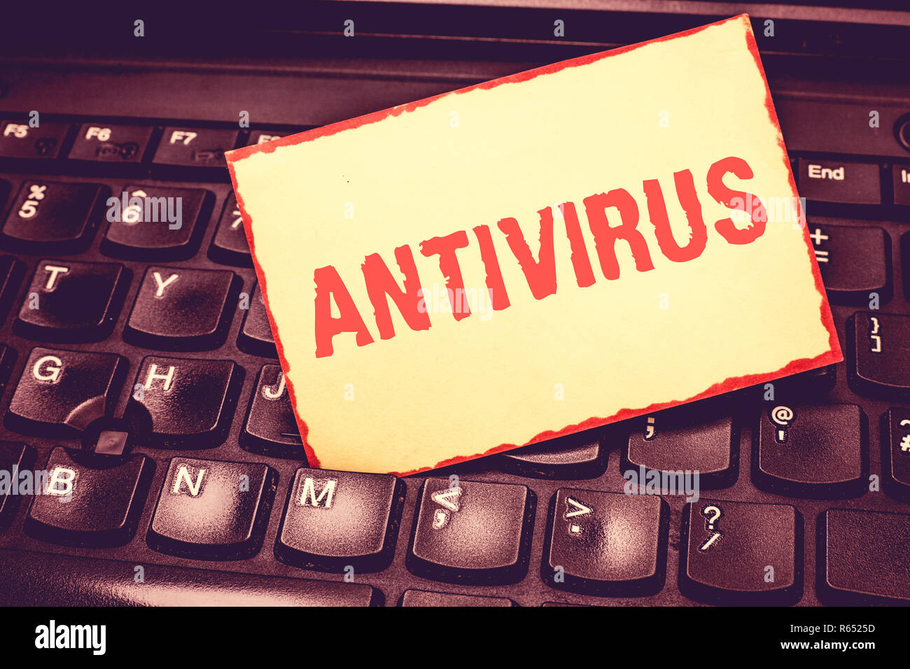 La scrittura della nota mostra Antivirus. Business photo presentazione di software progettato per rilevare e distruggere i virus informatici vuoto delimitato Notepad ricordando in Foto Stock