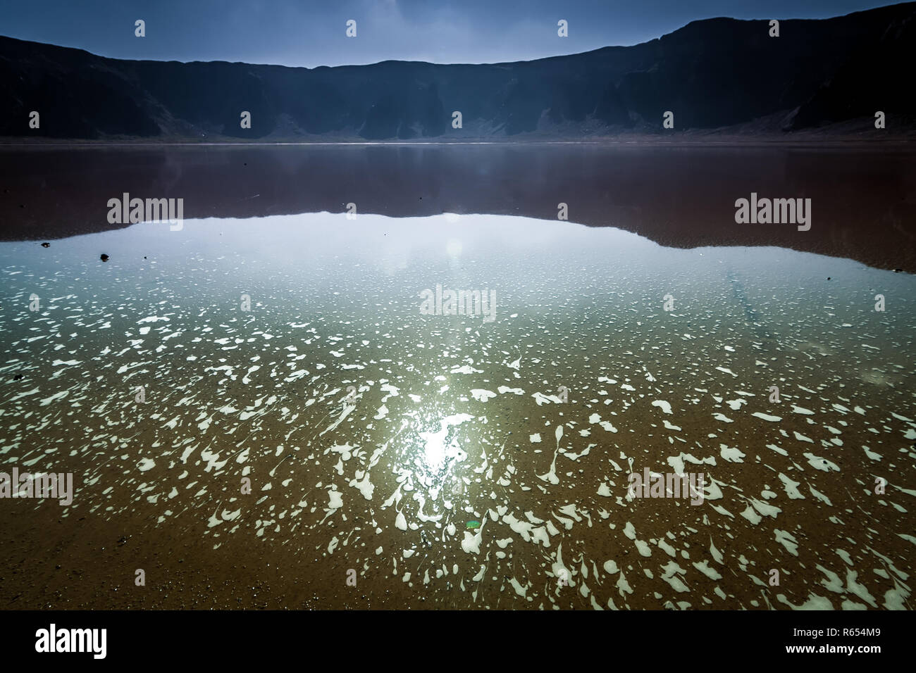 Un lago nella caldera del cratere al Wahbah Foto Stock