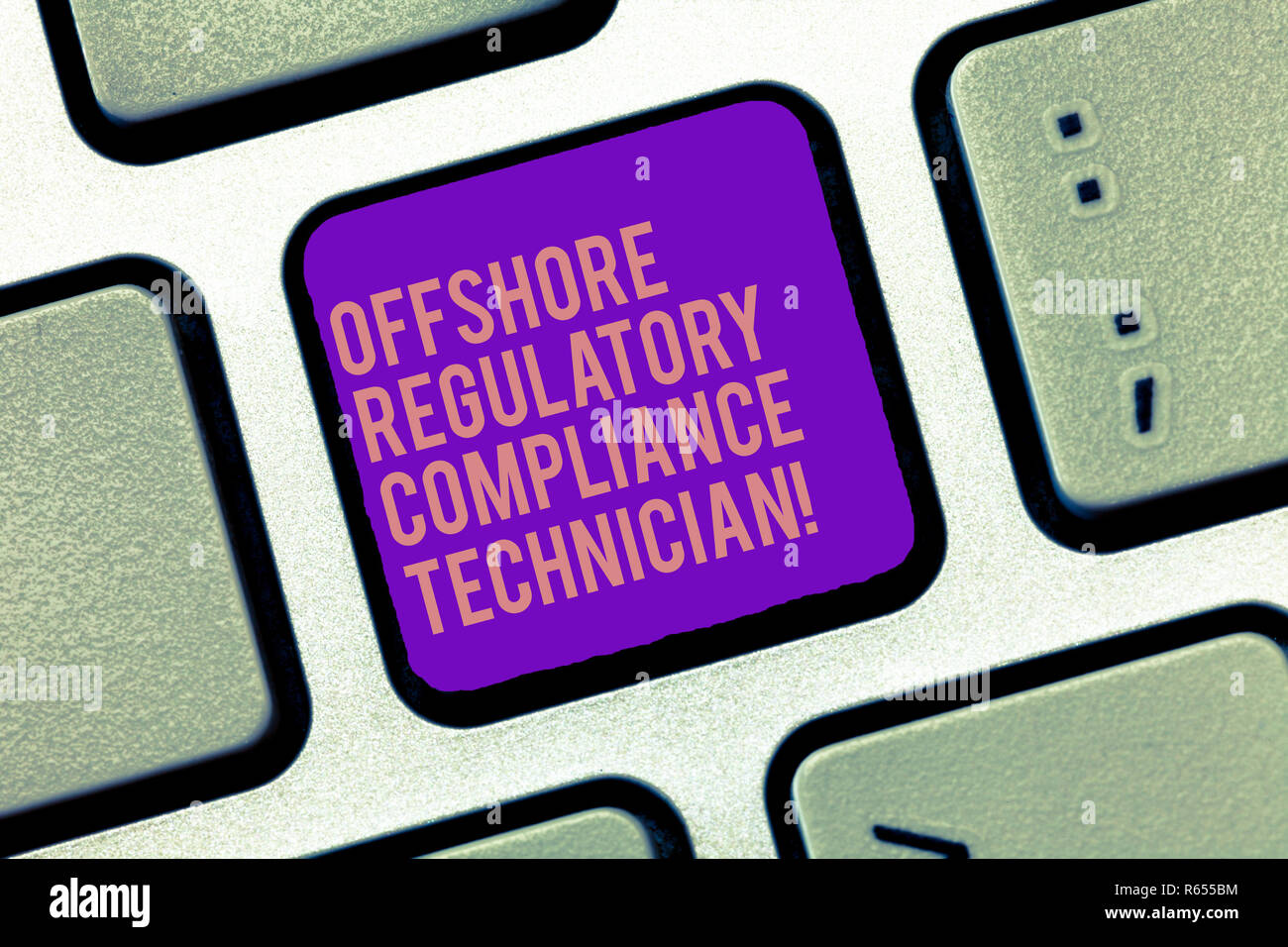 Parola di scrittura di testo Offshore di conformità alle normative tecnico. Il concetto di business per il petrolio e il gas industria ingegneria dei tasti della tastiera intenzione di creare co Foto Stock