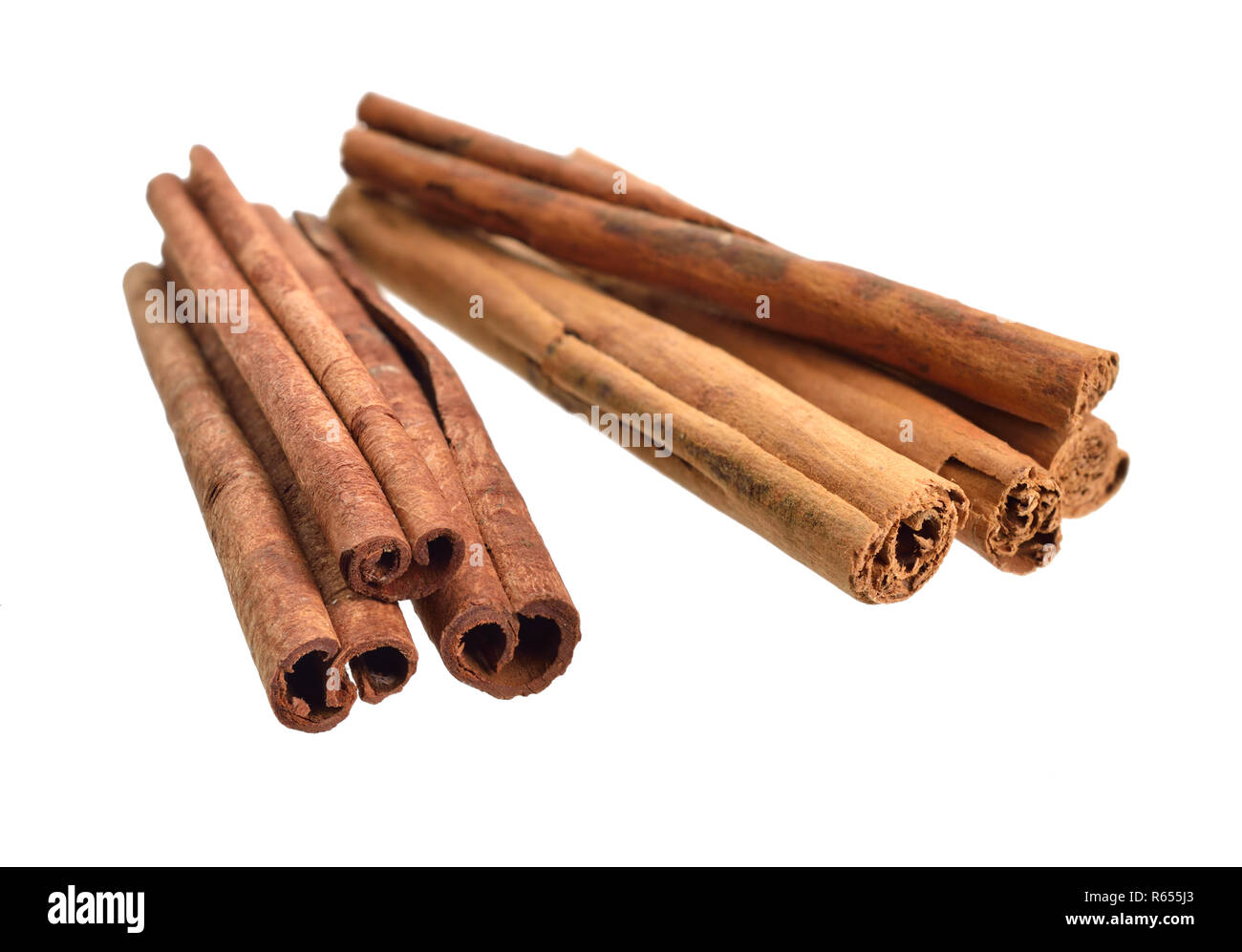 Corteccia da Cinnamomum verum e Cinnamomum cassia. Isolato su sfondo bianco. Foto Stock