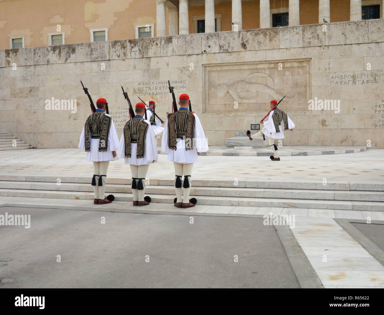 Athens, Grecia - 26 Settembre 2016: Cambio della guardia di fronte al Palazzo del Parlamento sulla piazza di Syntagma da Evzones o soldati Evzonoi Foto Stock