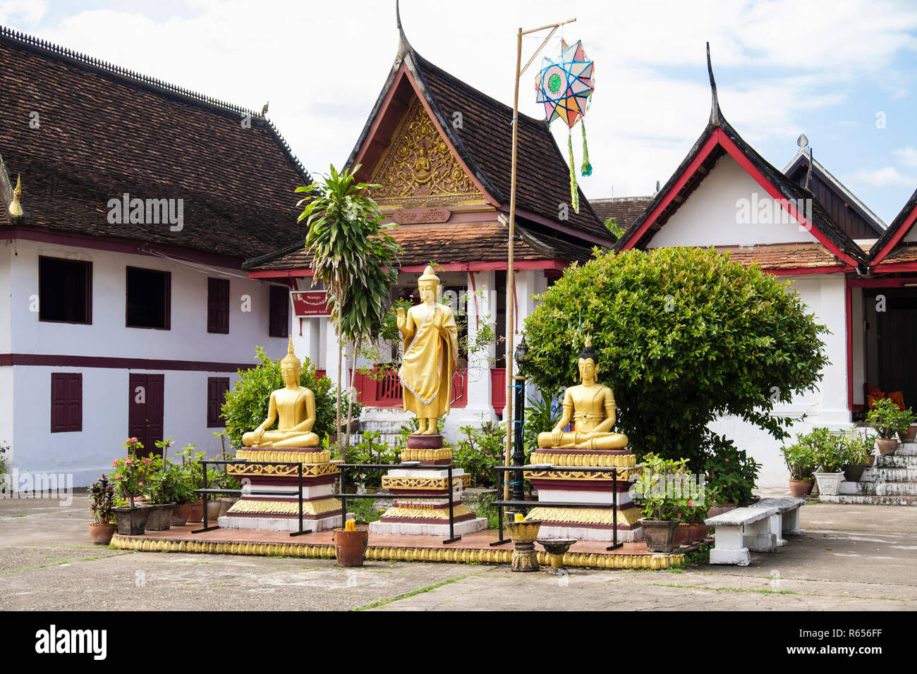 Golden statue buddiste in Wat Mai Suwannaphumaham tempio complesso. Luang Prabang, Louangphabang provincia, Laos, sud-est asiatico Foto Stock