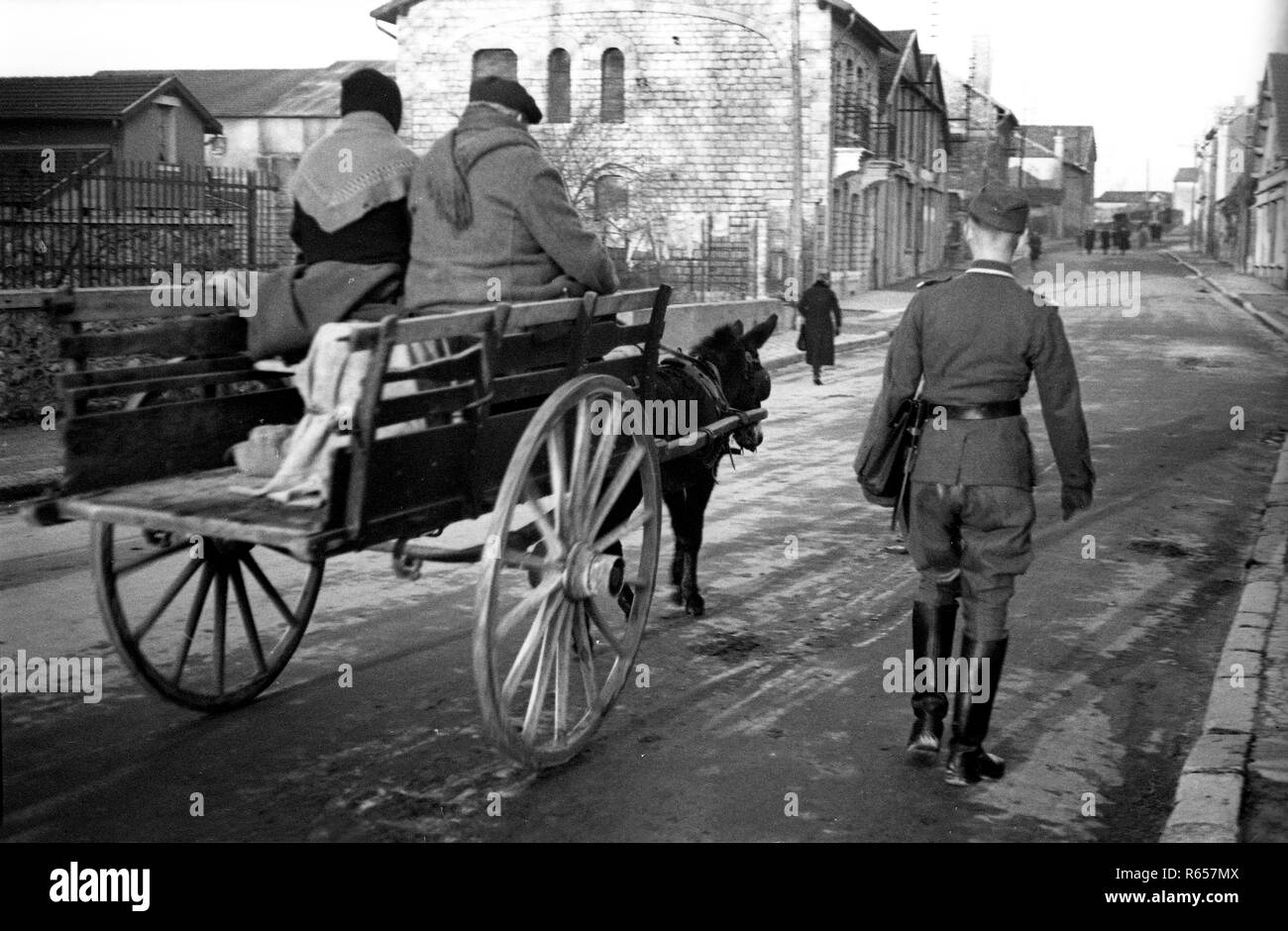 Pass famiglia francese soldato tedesco nella Francia occupata gennaio 1944 soldato dell'esercito tedesco della seconda guerra mondiale, Francia Foto Stock