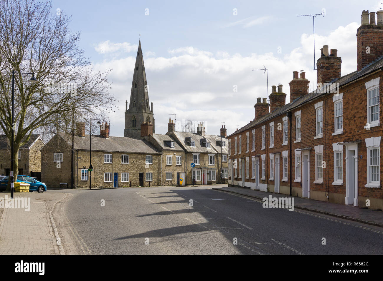 Edilizia residenziale di rivestimento per le estremità sud dell'High Street nella città mercato di Olney, Buckinghamshire, UK Foto Stock