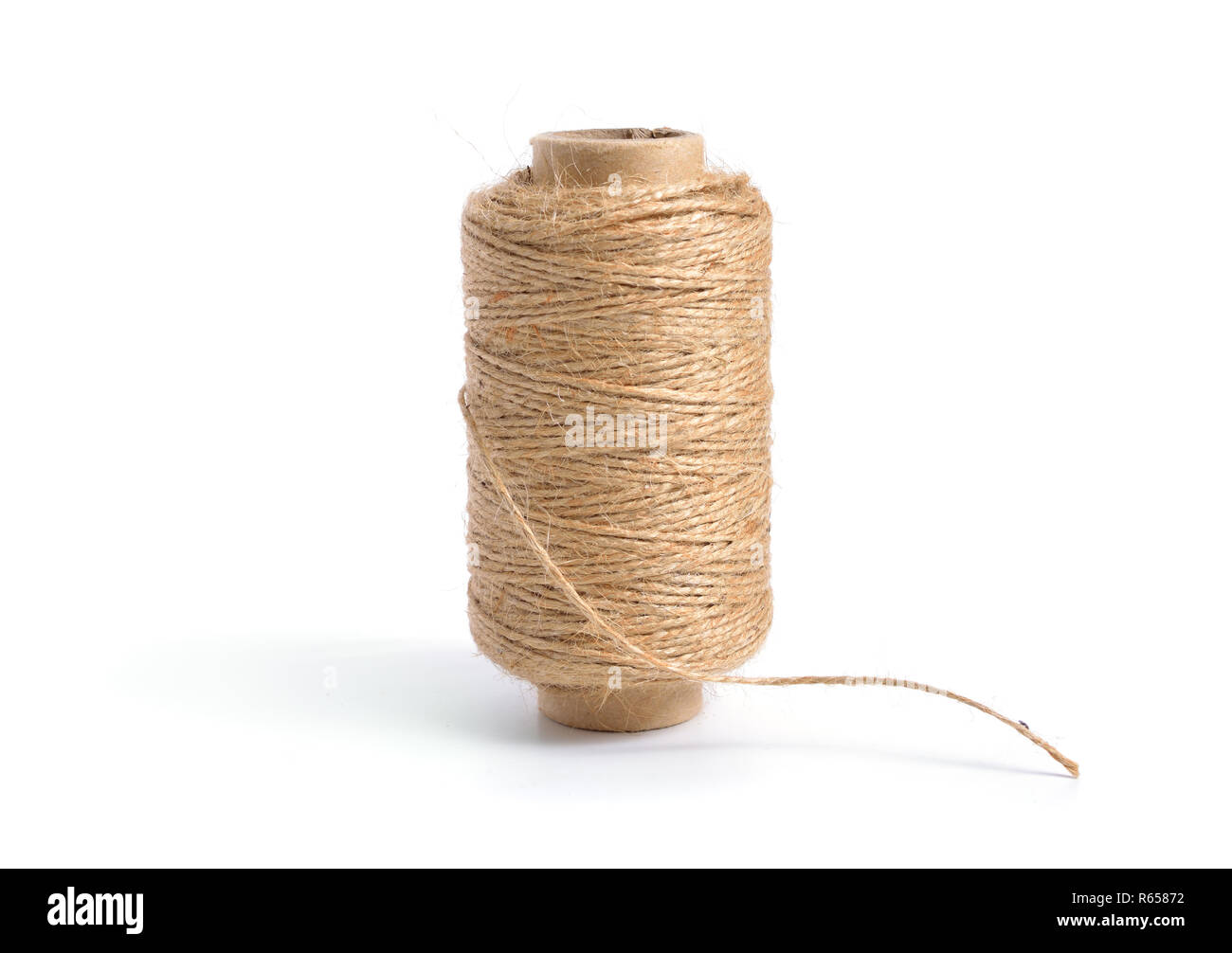 Lino rotolo di corda isolato su sfondi bianchi Foto Stock