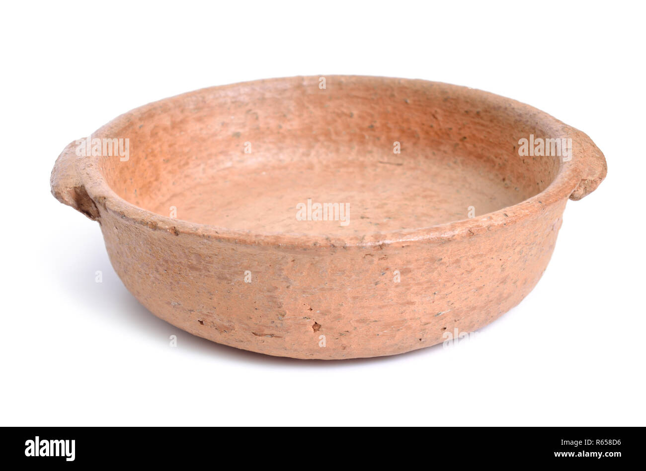 Tradizionale Africana di coppa in ceramica, isolato su sfondo bianco. Foto Stock