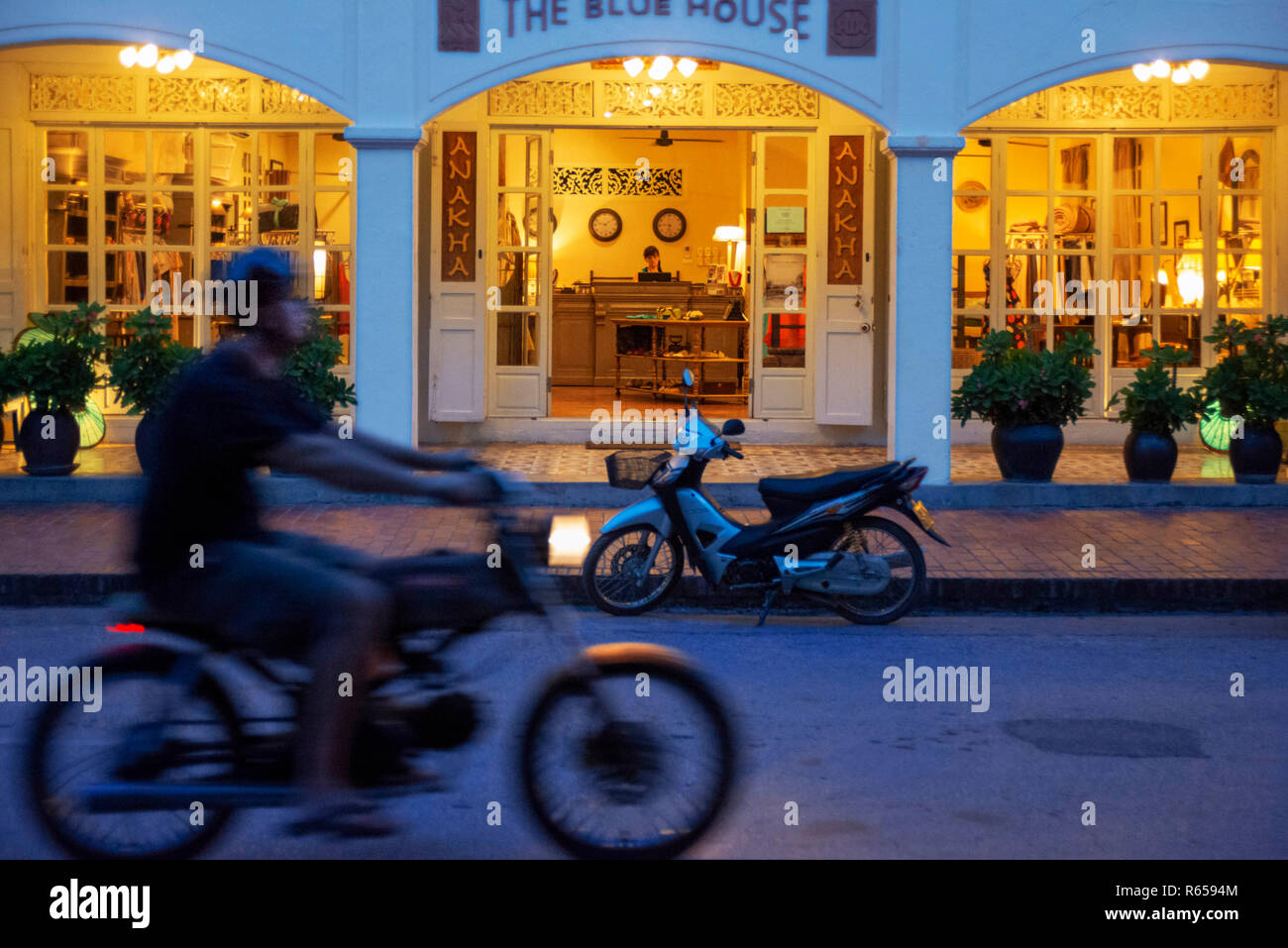 Negozi di Moda sulla strada principale, Sisavangvong Road, Luang Prabang, Laos Foto Stock