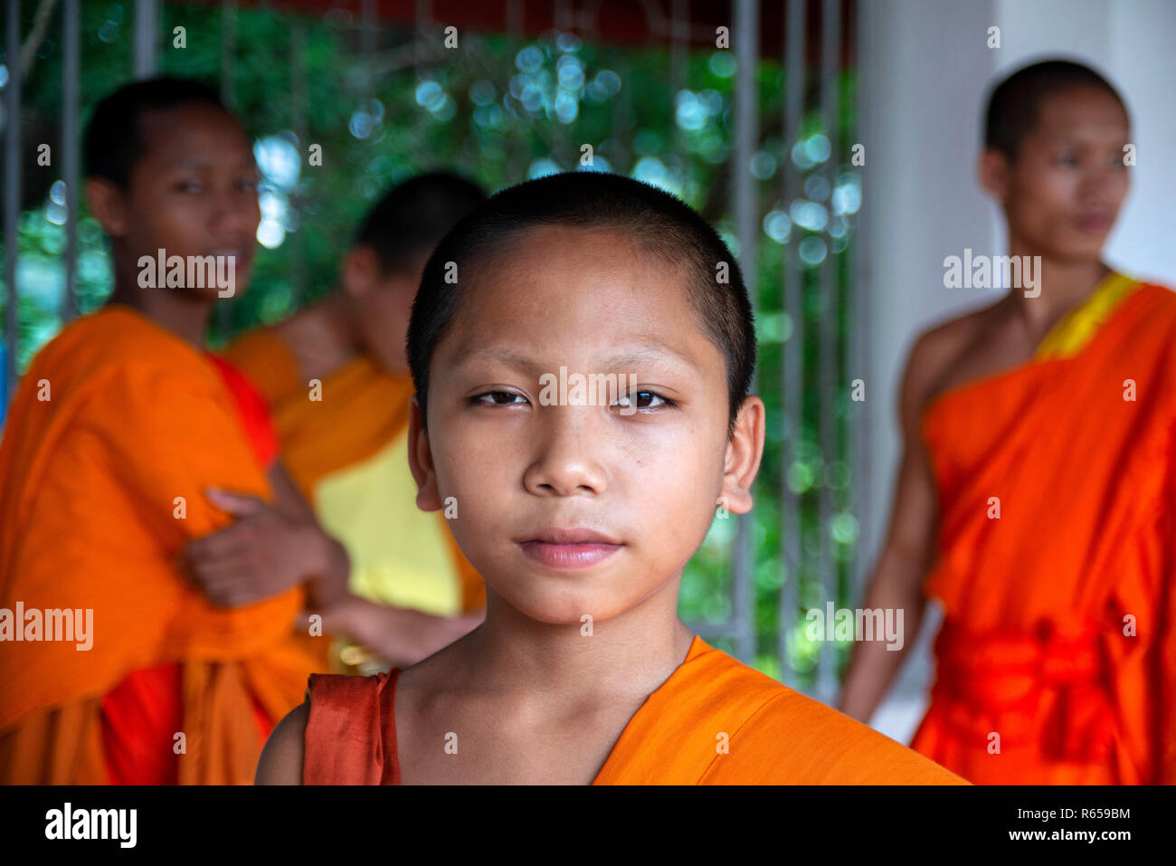 I monaci in Wat Phousi tempio sul Monte Phou Si, Luang Prabang, Laos, Asia Foto Stock