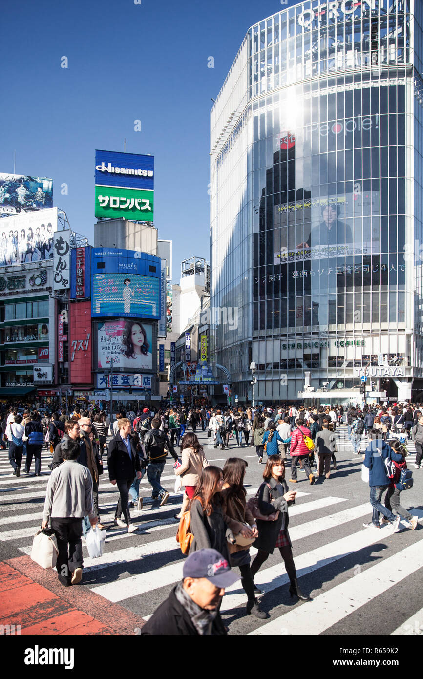 Die weltberühmte Alle-Gehen-Kreuzung von Shibuya im Zentrum von Tokio, muoiono in Spitzenzeiten von bis 15000 Menschen pro Ampelschaltung überquert wird Foto Stock