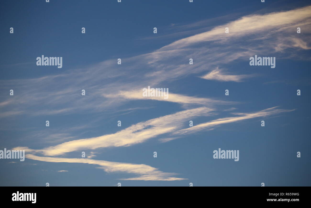 A zig-zag banda di cirrus nuvole sul cielo blu. Foto Stock